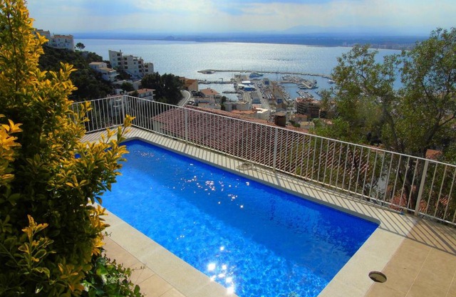Villa avec piscine et vue panoramique mer