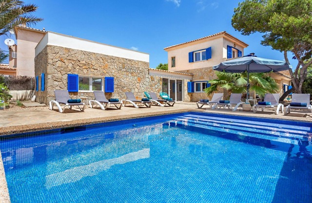 Villa Azul holiday house with private pool at Cala Llombards