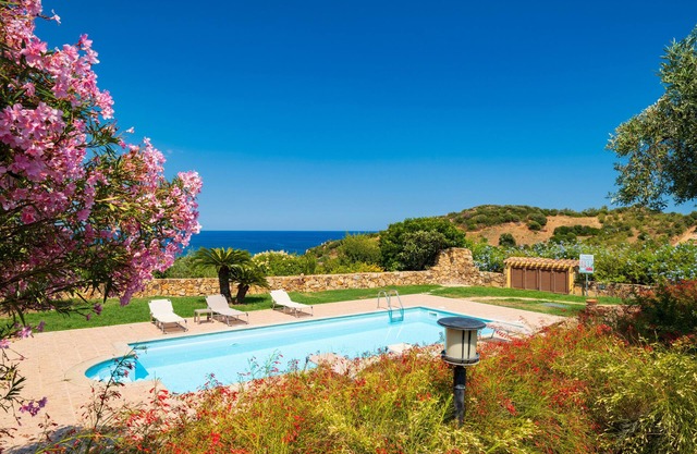 Villa 'Azzurra' with Sea View, Wi-Fi and Air Conditioning