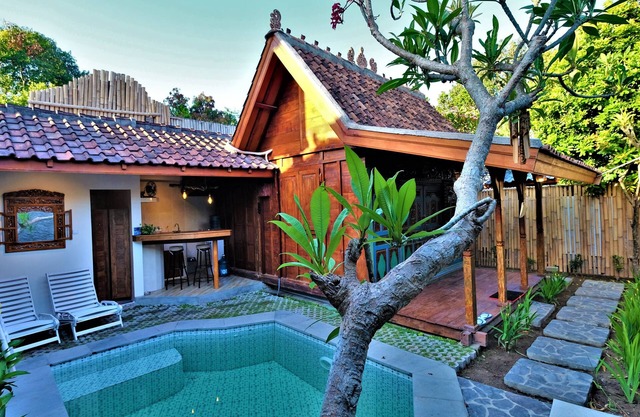 Villa BAgus-Antique Crafted Wood Home Near Seminyak Beach, Fancy Shop&Restaurant
