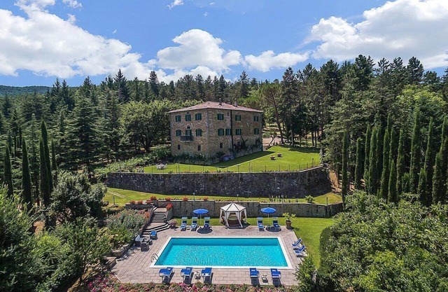 Villa Belgarbo: A charming and bright two-story villa situated in an elegant eighteenth-century building, with Free WI-FI.