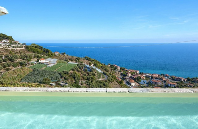 Villa Bella Costarainera: for exclusive use, with private swimming pool, 3 bedrooms, sea-view