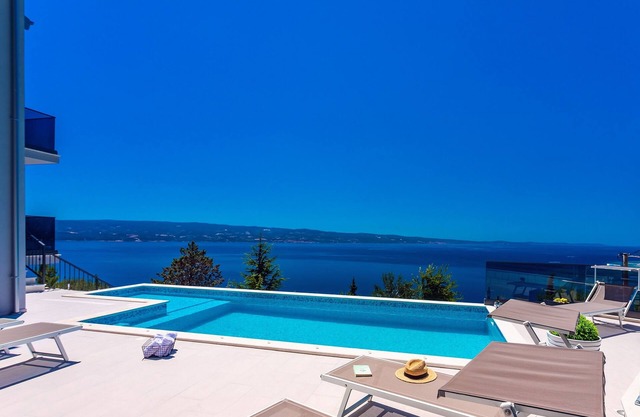 Villa Belvedere with heated pool, billiards, Media room, sea views,10 pax