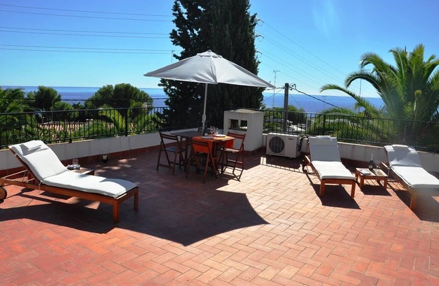 'Villa Beside the Sea - 3 Bedrooms' with Shared Pool & Wi-Fi