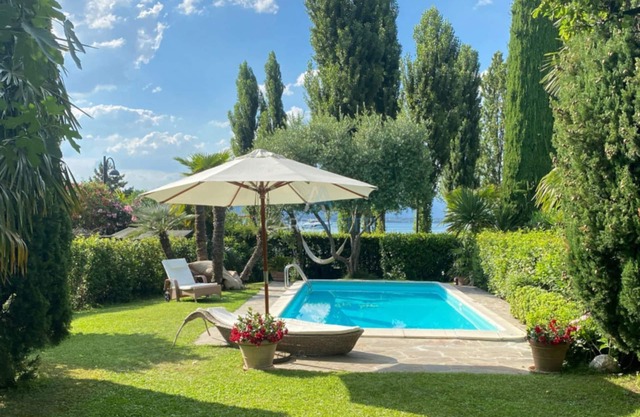 Villa Bionda - Relax in the private pool facing the lake