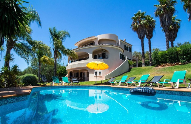 Villa Bliss - 450m² Luxury Oasis w/ Saltwater Pool