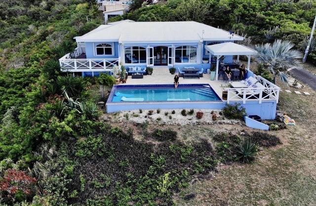 💙Villa Bliss💙 Unforgettable Views ~ Desirable East End on Gated 2.5 Acres