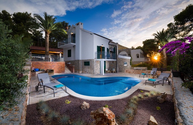 VILLA BLUE & GREEN, holiday home near the sea