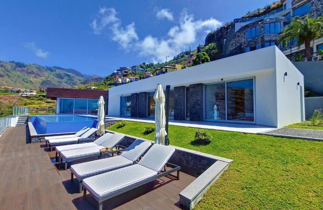 Villa Blue Horizon by LovelyStay