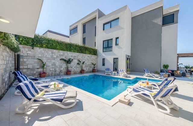 Villa Blue Sky, heated pool, jacuzzi, breakfast