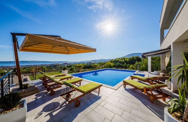 Villa Blue Wave , 8 bedrooms, 8 bathrooms, 2 swimming Pool, amazing Sea view