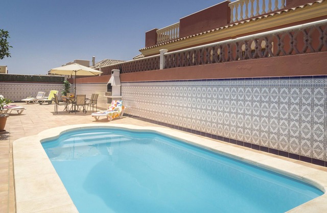 Villa Bondo: Sleeps 6. Private Heated Pool, Wifi, BBQ, Close to Amenities