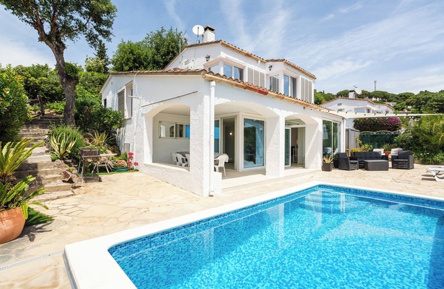 Villa 'Bouganvilla' with Sea View, Wi-Fi and Air Conditioning