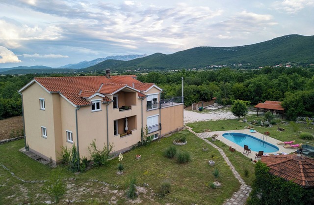 Villa Bravic 4*, nature home with pool near Split