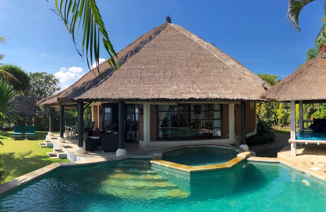 Villa Bundar: fabulous beachfront villa with pool and with staff!