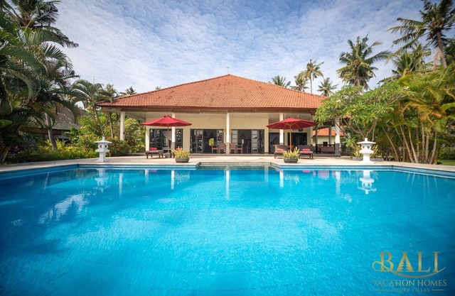 Villa Burung - Breathtaking oceanfront, infinity pool 3BR