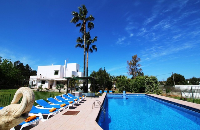 Villa Carvi | Fantastic Location | Wifi | Amazing Pool | Walk To Amenities