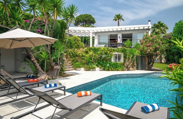 VILLA CANNES: V. private, 15 mins walk to beach. Child friendly. Salt water pool