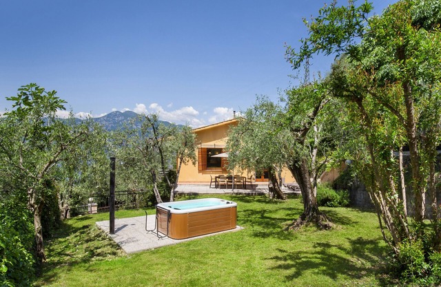 Villa Carducci with lake view