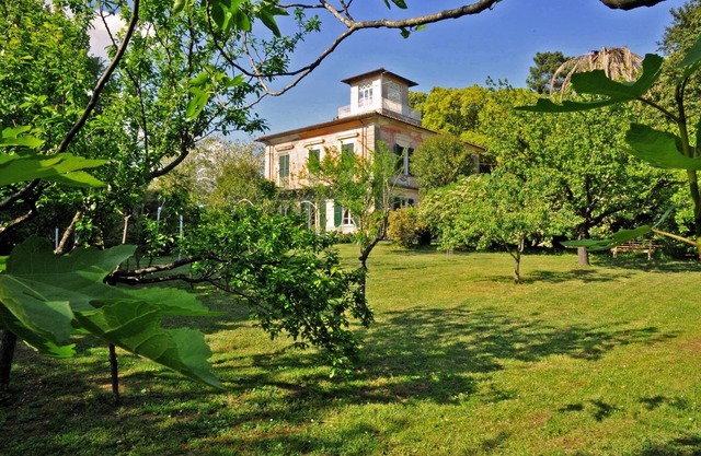 VILLA CARLOTTA 9 PAX, Historic villa, BBC, WI-FI, Beautiful Garden, near 5Terre