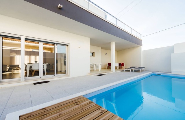 Villa Carolina - Holiday home with private swimming pool in Famalicao