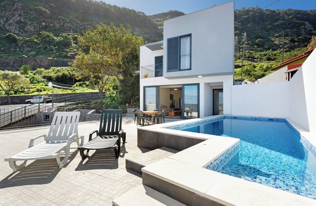 Villa "Casa Da Pontinha" with Sea View, Private Garden, Outdoor Pool & Wi-Fi