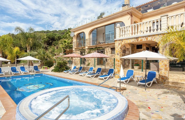 Villa ‘Casa Pollino’ with sea view, heatable pool & Wi-Fi
