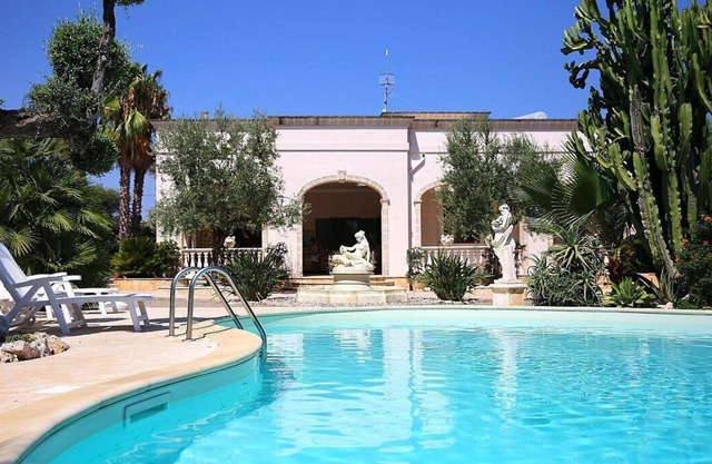 Villa Castalia: A splendid and luminous two-story villa situated in a quiet location, surrounded by a wonderful garden, with Free WI-FI.