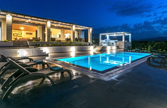 Villa Cawe - Four Bedroom Villa, Sleeps 9
