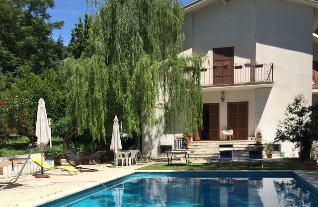 Villa Cecilia, a villa with swimming pool just steps from Rome