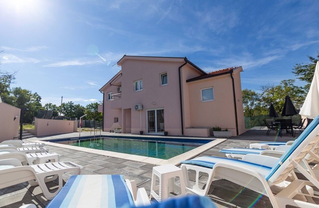 Villa Cecilia with heated pool