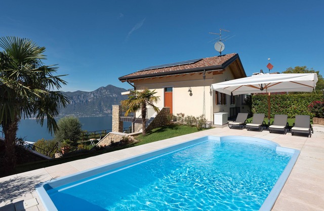 VILLA CHALET - total lake view, private heated pool, private garage, BBQ, fenced