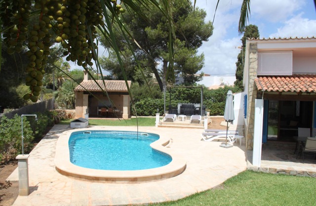 Villa-Chalet with private pool, POOLSIDE BARBECUE