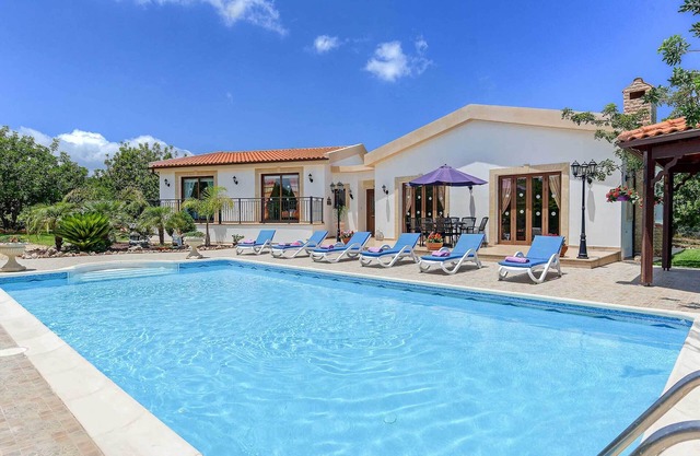 Villa Chariklia-Detached spacious Villa includes a private pool, a sauna & WI-FI