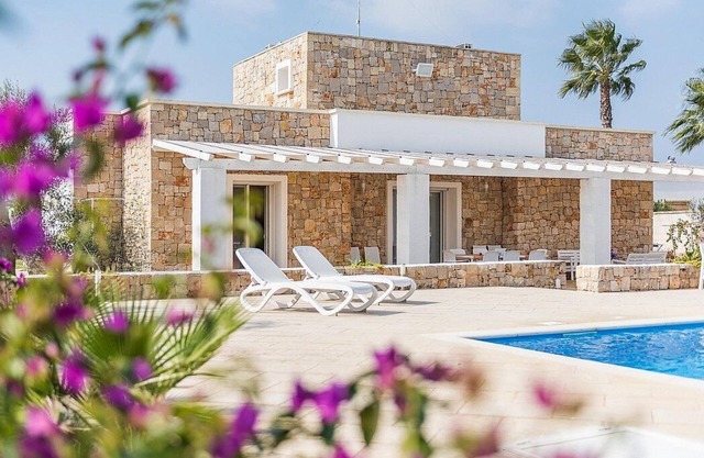 Villa Claretta: A bright and sunny two-story villa in a quiet position, in the Apulian countryside, a short distance from the sea, with Free WI-FI.