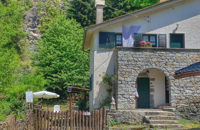 Villa con bosco giardino e ruscello ad uso esclusivo