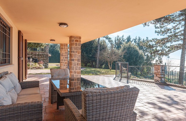 Villa 'Con Piscina' with Lake View, Private Garden and Wi-Fi