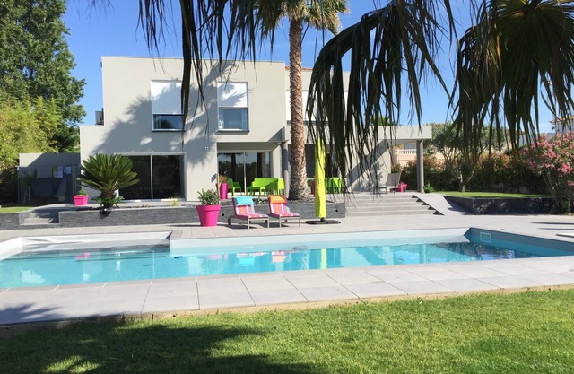 VILLA CONTEMPORAINE private pool 5* tourist residence close to beaches