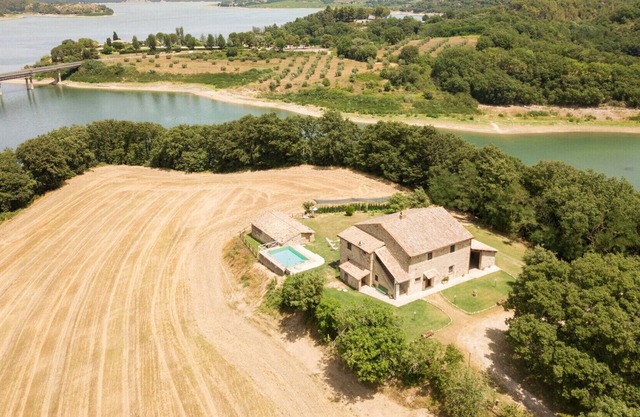 Villa Corbara - Villa with pool facing the Corbara Lake in Umbria