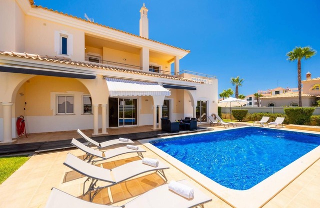 Villa Coute Real - Four Bedroom Villa, Sleeps 8