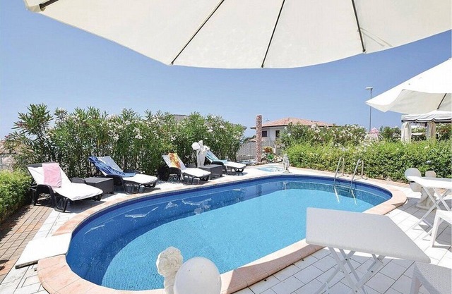 Villa Croma: An elegant and welcoming three-story townhouse which faces the sun and the sea, with Free WI-FI.