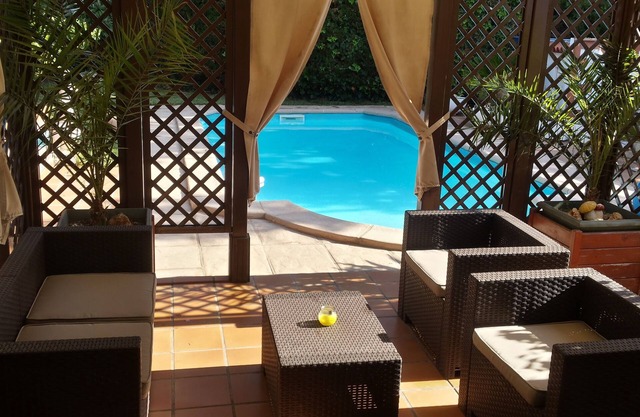 Villa Cunit mainstreet with private pool 500m beach and near Barcelona (train)