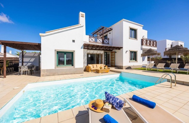 Villa Dacil - Three Bedroom Villa, Sleeps 6
