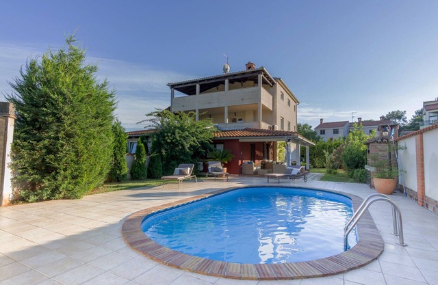 Villa Dana near the beach and the center of the town 6+2