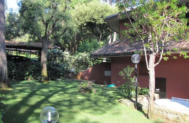 Villa de Cuatro Familias con Jardín en el Corazón del Bosque de Pinos