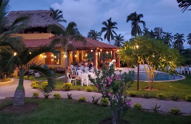 VILLA DE LOS MANGOS @ WORLD CLASS SURF BREAK PLAYA LA SALADITA