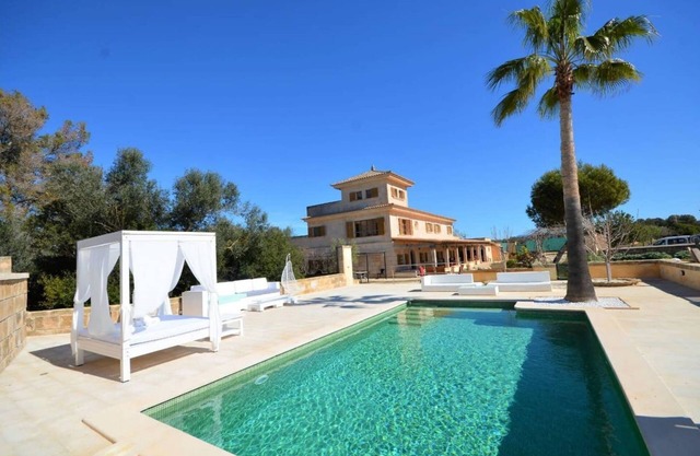 Villa de Lujo con Campo de Voley Privado