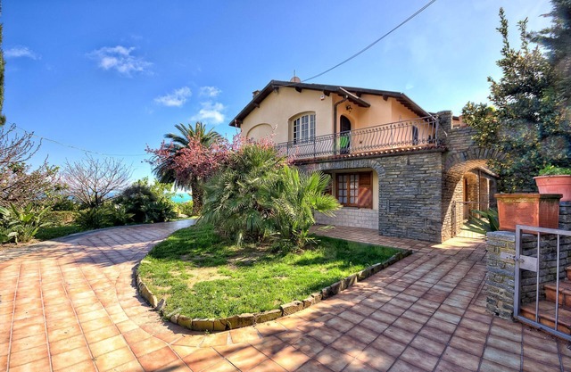 Villa dei Limoni on the hill San Lorenzo al Mare 3 bedrooms for 6 with garden
