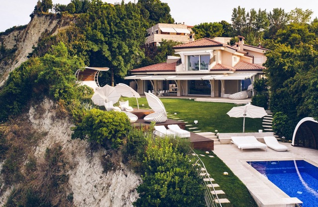 Villa del Conero, a luxury refuge in the magic of the Conero Riviera,