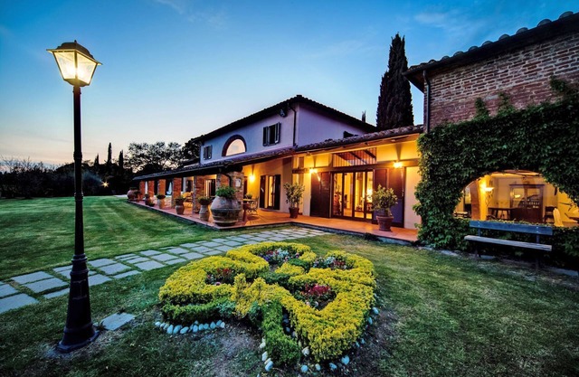 Villa del Lago. Independent Villa up to 18 guests. Private heated pool
